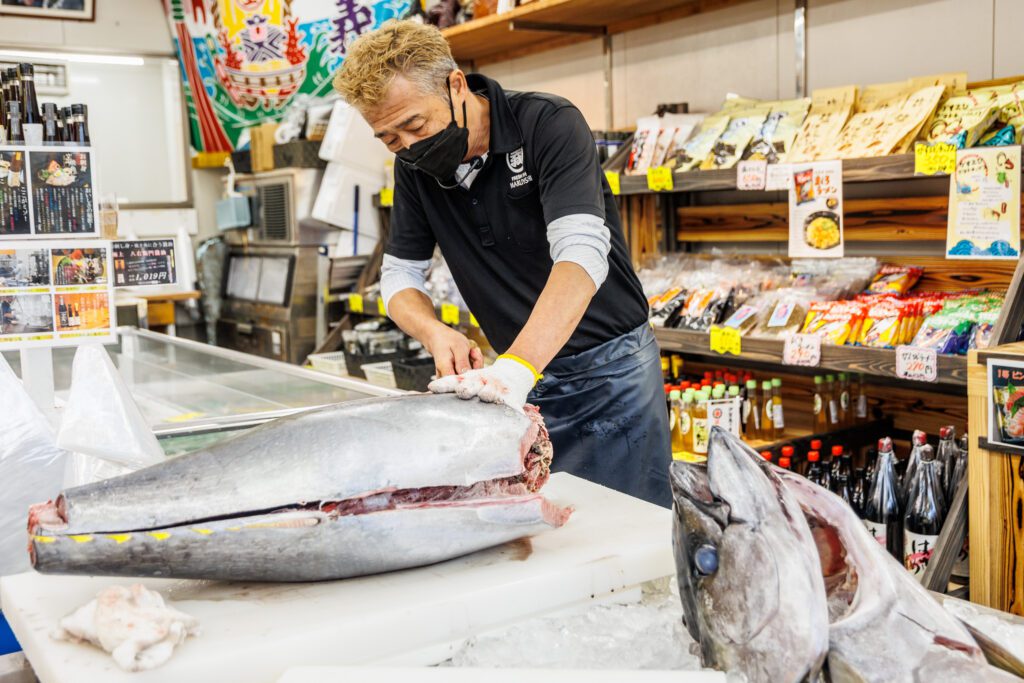 『マグロ解体ショー』の様子①