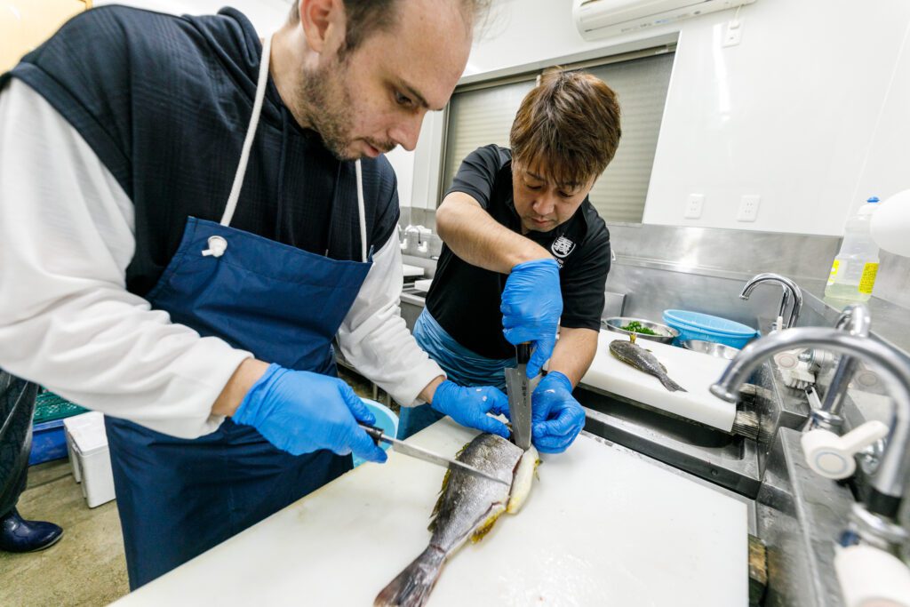 地元鮮魚店プレミアムバックヤード体験 ～高級食材を匠の技で～