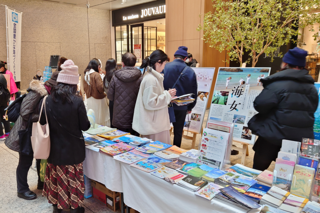 真剣にクイズに取り組む来場者の様子